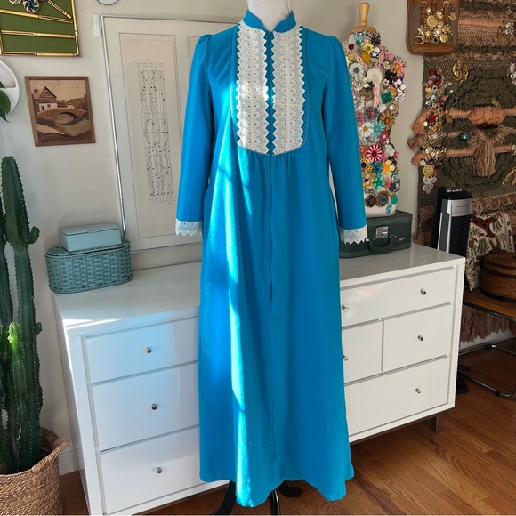 Vintage 60s/70s Blue Terry Cloth House Dress Loungewear Robe w/ White Lace Trim - Picture 12 of 13